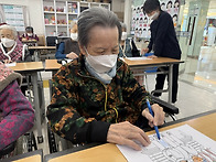 여유로운 노부부의 삶 색칠..