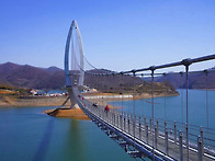 출렁다리 건너면 딴 세상이..