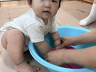 물로 손 발 도장을..