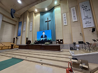 본당에 녹아드는 대형 TV..