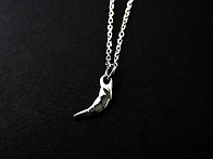 행운의 목걸이로 ..