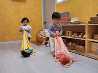 보자기 썰매에 인형을 태워..