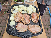 마당에서 삼겹살 파티중^*^