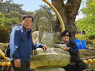 흥주사 꽃과 도반사진