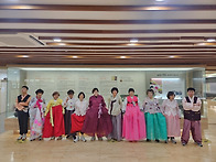 전통한옥과 결의조합 한복..