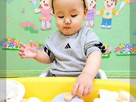 승현이가 떡뻥으로 놀이해..