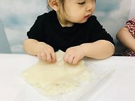 큰종이에 밀가루풀 그림을..