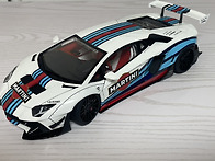 아벤타도르 리버티워크 2.0 마티니 입니다