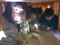 어두운 동굴에서 만난 빛과..