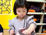 천조각으로 옷을 꾸며요...