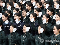 여군 장교 &lsquo;인기 폭발&rsquo;&hellip;..