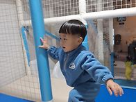 키즈카페에서 놀이하고 돌..