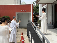 성당 계단과 사무실 출입문..
