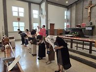 여정 수료증 및 선물 증정..