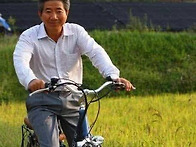 "그 이름 앞에서"