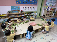 옥수수 껍질을 벗..