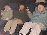 영화관 다녀오고 산타 선물..