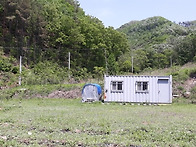 산밑의 아담한 전원주택부..