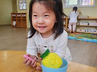 5월 4주) 앞치마로 공을 ..