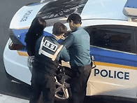 경찰에 체포당하는 여고생