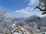 파란하늘속 눈꽃 ..