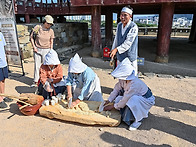 밀양 영남루 떡매치기