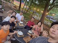 야외 커피숍에서
