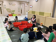 오감놀이- 빵가루로 놀이해..