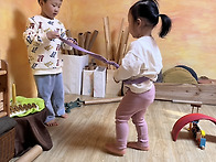 큰 아이와 작은 아이가 함..