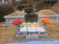 어머니 1주기라 산소에 왔..