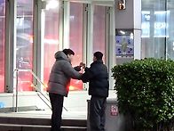 다정한 연인이 손에 손을 ..