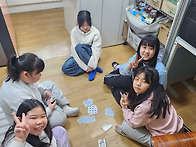 초딩들은 게임중~..