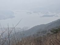 # 예당호를 품고있는 산 ..