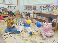 공기 주입기로 가족 풍선 ..