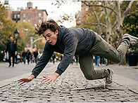 앞으로 넘어지는 사람