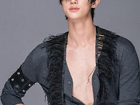 변우석 여며 여미..