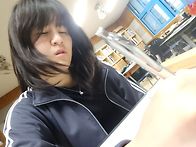 책상에 낙서하지 ..