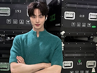 변우석, 청록 니트..