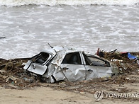 모래밭에 묻힌 차..