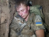 참호에서 고양이 안고 자는..