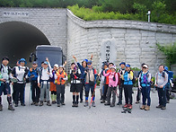 조령산의 암릉미를 담아 ..