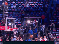 커리 인터뷰 도중 트릭샷 ..