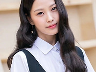 고민시, 고윤정 얼굴 번갈..