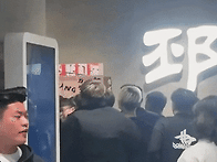 싸우다가 열받아서 윗도리..
