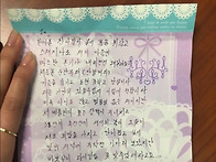 젊은 여성이 생산직 현장에..