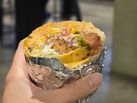 그릴 치킨 부리또 먹습니다