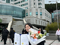 은지 대학 졸업식에. 은주..