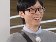 즐겁게 웃고 있는 국민MC..