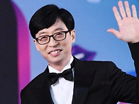 깔끔하게 양복을 입고 등장..