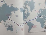 히늘과 바다 사이 돛을 올..